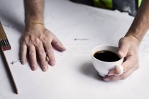 Mains masculines avec tasse à café — Photo de stock