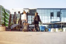Geschäftsfrauen zu Fuß am Bahnhof — Stockfoto