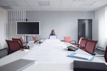 Woman working in empty room — Stock Photo