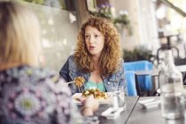 Frau isst Pasta — Stockfoto