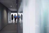 Mujeres caminando por el pasillo - foto de stock