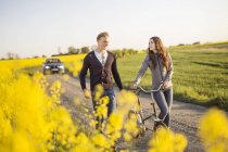 Couple walking on countryside road — Stock Photo