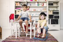 Niños jugando en la habitación - foto de stock