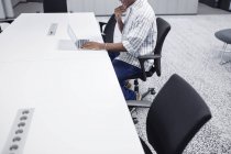 Человек работает с ноутбуком — стоковое фото