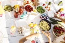 Vue en angle élevé des personnes préparant la nourriture pour la fête de jardin — Photo de stock