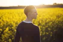 Man standing in canola field — Stock Photo