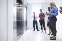 Colleghi in attesa di ascensore — Foto stock