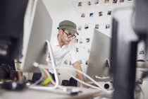 Mann arbeitet in modernem Büro — Stockfoto