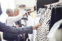 Frauen schauen sich Kleidung an — Stockfoto