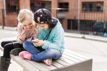 Mädchen schauen aufs Smartphone — Stockfoto