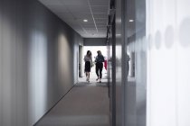 Femmes marchant dans le couloir — Photo de stock