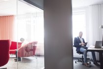 Мужчины сидящие в современном офисе — стоковое фото