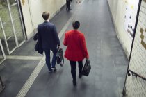 Mann und Frau zu Fuß — Stockfoto