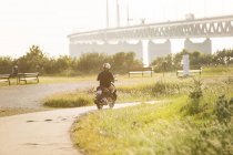 Homem irreconhecível andando de moto — Fotografia de Stock