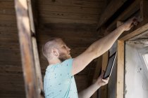 Homme travaillant sur la rénovation de vieux grenier — Photo de stock