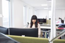 Mujer asiática trabajando con ordenador - foto de stock