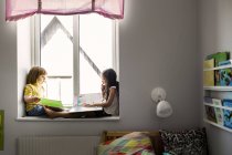 Kinder sitzen auf Fensterbank — Stockfoto