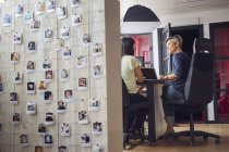 Жінки розмовляють в офісі — стокове фото