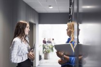Frauen reden im Büroflur — Stockfoto