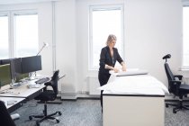 Arquiteta feminina trabalhando no escritório — Fotografia de Stock