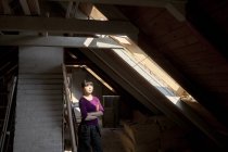 Donna in piedi in vecchia soffitta — Foto stock