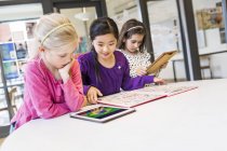Meninas aprendendo em sala de aula com tablets — Fotografia de Stock
