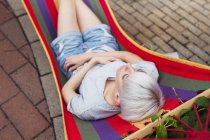 Frau entspannt sich tagsüber auf Hängematte — Stockfoto