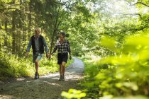 Couple marchant en forêt pendant la journée — Photo de stock
