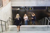 Junge Frauen stehen an Treppen — Stockfoto