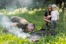 Mann entzündet tagsüber Lagerfeuer im Wald — Stockfoto