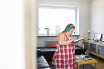 Женщина с синдромом Дауна с помощью цифрового планшета — стоковое фото