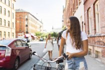 Teenager-Mädchen (14-15) mit Fahrrad im Porträt — Stockfoto