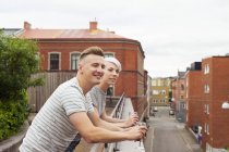 Paar steht auf Balkon und blickt auf Aussicht — Stockfoto