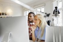 Redakteure nutzen Computer gemeinsam im Büro — Stockfoto