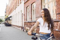 Portrait of teenage girl (14-15) with bicycle — Stock Photo