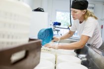 Frau bereitet Quark in gewerblicher Küche zu — Stockfoto