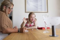 Mutter und Tochter mit Down-Syndrom spielen Spiel — Stockfoto