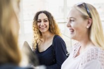 Junge Frauen lachen, während sie sich anschauen — Stockfoto