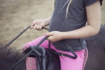Gros plan de la fille (4-5) assise sur poney — Photo de stock