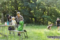 Junge (2-3) mit Familie tagsüber auf Picknick im Wald — Stockfoto
