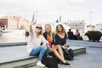 Tres mujeres jóvenes tomando selfie - foto de stock