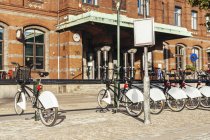Rangée de vélos à la station de location — Photo de stock