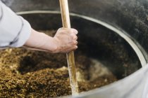 Рабочие смешивают ингредиенты в чане — стоковое фото