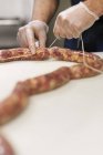Gros plan de l'homme faisant des saucisses de porc — Photo de stock