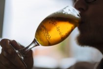Trabajador cervecero bebiendo cerveza - foto de stock