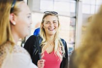 Jovens mulheres rindo enquanto olham para outra mulher — Fotografia de Stock