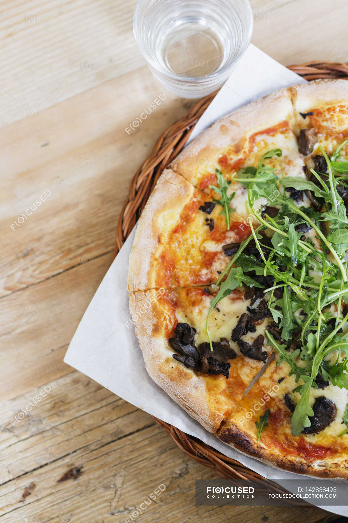 Pizza with drinking water — freshness, leaf - Stock Photo | #142838493