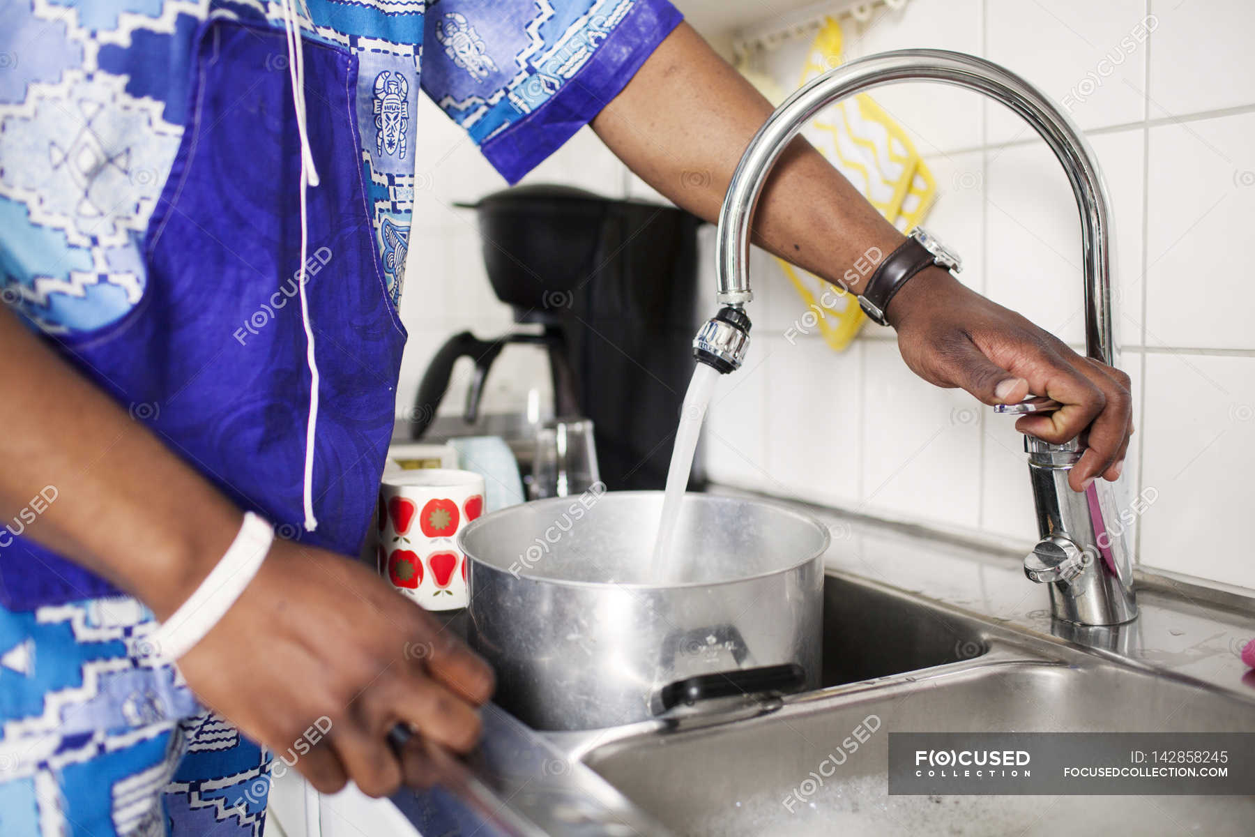 Man filling water in container from faucet — Domestic Life, preparation Stock Photo 142858245