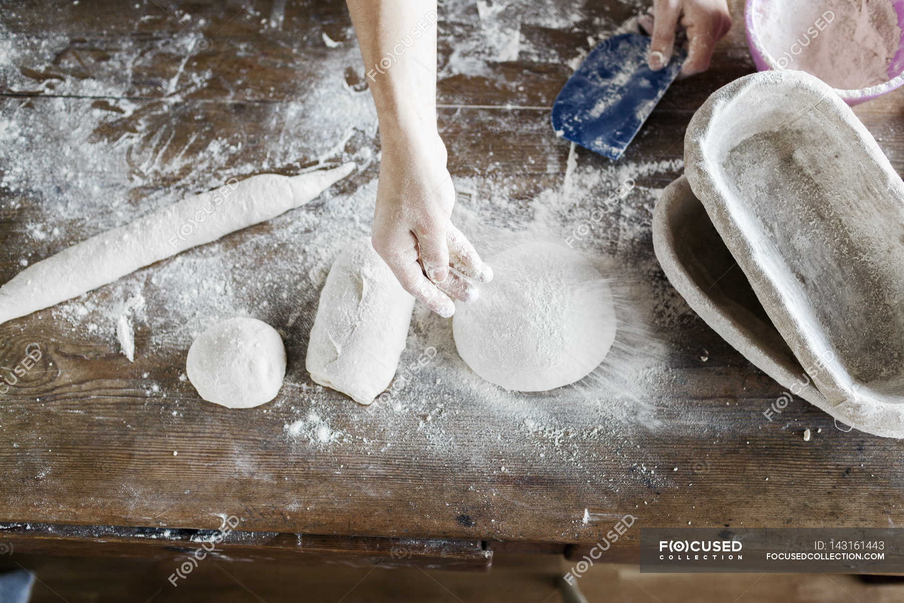 Hand dusting flour on dough — color, male Stock Photo 143161443