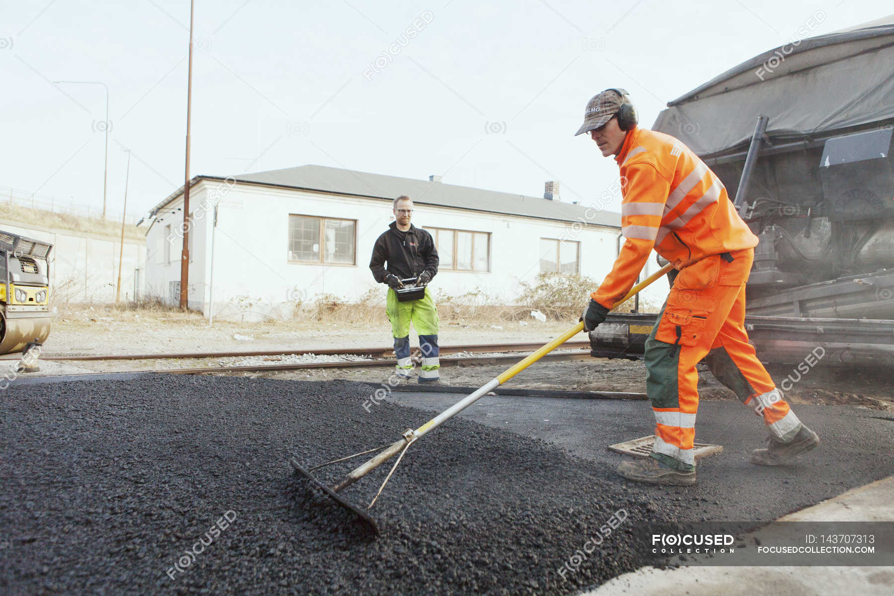 технология укладки асфальтовой крошки. скребок для асфальта. асфальтированное покрытие. укладка асфальтной крошки. укладка асфальтобетонного покрытия.